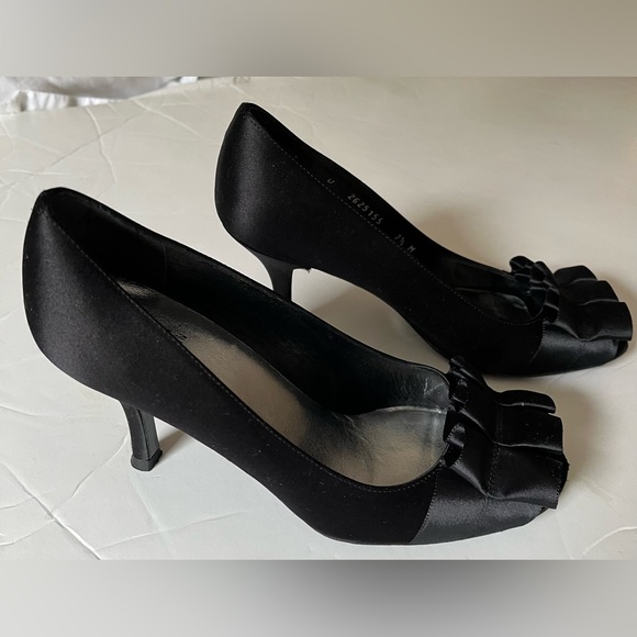 Stuart Weitzman black satin peep toe heels 7.5 - Picture 2 of 10